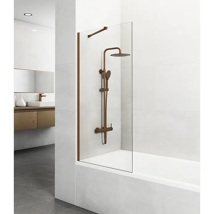 GME Mampara para bañera Screen - An x Al: 85 x 150 cm, Vidrio transparente, Cobre - Un baño con bañera y una mampara de ducha de cristal enmarcada por un marco color bronce. El cabezal de ducha también es color bronce.
