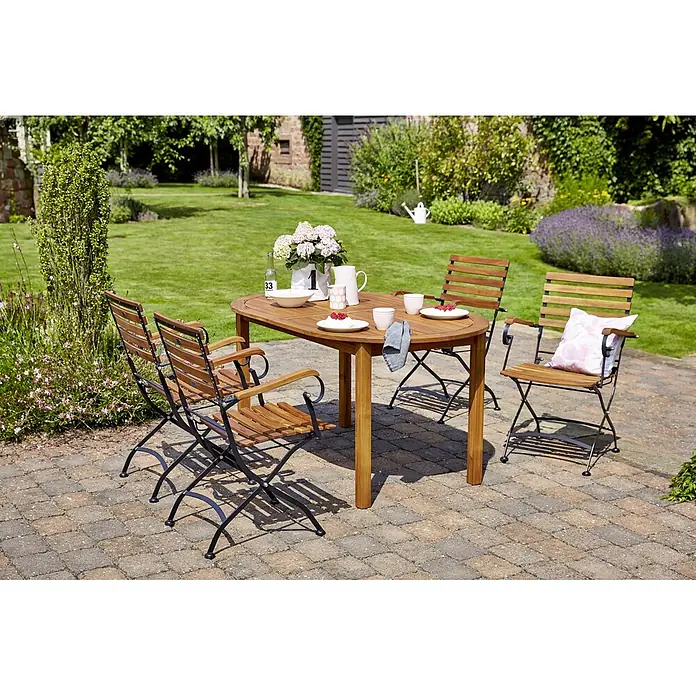 Sunfun Moni Silla de jardín - Con reposabrazos, Acacia, Abatible, Natural, Negro, An x Pr x Al: 57 x 55 x 88 cm - Conjunto de muebles de jardín de madera con mesa ovalada y cuatro sillas plegables, perfecto para comidas y reuniones al aire libre.