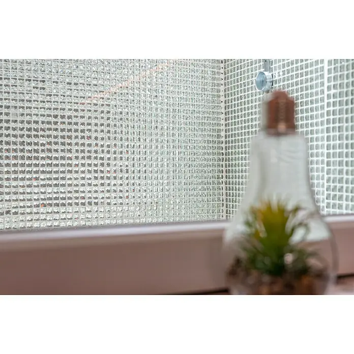 Mosaikfliese Quadrat Crystal XCM SV827 - 30 x 30 cm, Weiß, Glänzend - Nahaufnahme eines Fensteraufklebers mit quadratischem Mosaikmuster, der für Privatsphäre und dekorative Zwecke geeignet ist.