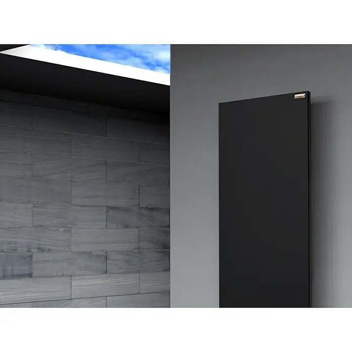 Szagato Designheizkörper Manhattan 2 - B x H: 470 x 1.200 mm, Wärmeleistung bei Vorlauftemperatur von 75 °C (D: 50): 799 W, Schwarz, Ohne Handtuchhalter - Elegantes schwarzes Heizpaneel an einer grauen Wand montiert. Das schlanke Design des Heizkörpers wertet den Raum optisch auf.