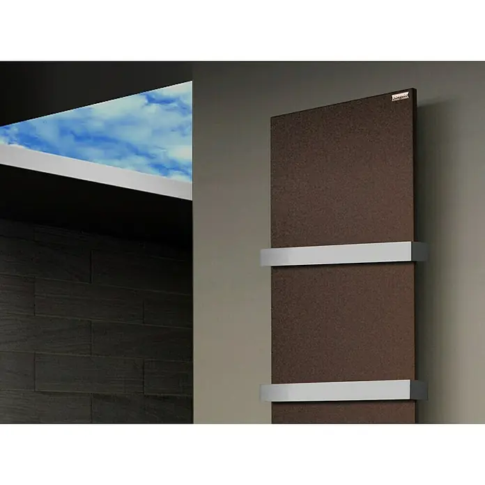 Szagato Designheizkörper Manhattan 3 - B x H: 470 x 1.800 mm, Wärmeleistung bei Vorlauftemperatur von 75 °C (D: 50): 1.118 W, Braun, Mit 2 Handtuchhalter (50 mm) - Brauner Heizkörper mit zwei Handtuchhaltern in einem modernen Badezimmer.
