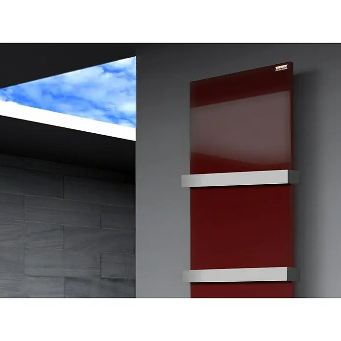Szagato Designheizkörper Manhattan 3 - B x H: 470 x 1.800 mm, Wärmeleistung bei Vorlauftemperatur von 75 °C (D: 50): 1.118 W, Rot, Mit 2 Handtuchhalter (50 mm) - Elegantes, rotes Handtuchheizkörper-Design mit minimalistischen Chromakzenten, das Funktionalität und Stil im modernen Bad vereint.