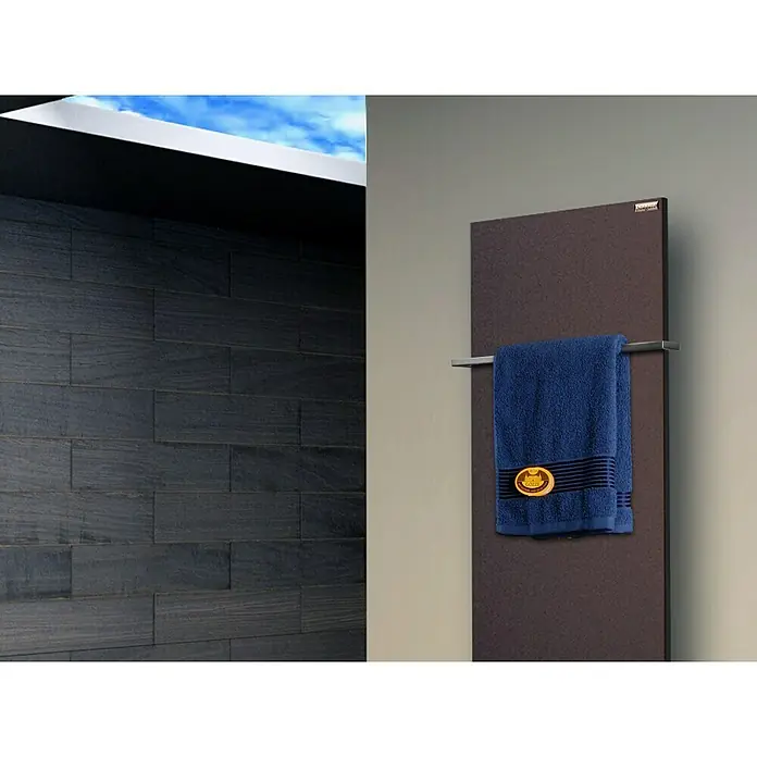 Szagato Designheizkörper Manhattan 2 - B x H: 470 x 1.200 mm, Wärmeleistung bei Vorlauftemperatur von 75 °C (D: 50): 799 W, Braun, Mit 1 Handtuchhalter (15 mm) - Blaues Handtuch mit Zierstreifen und Logo auf einem beheizten Handtuchhalter im modernen Badezimmer.