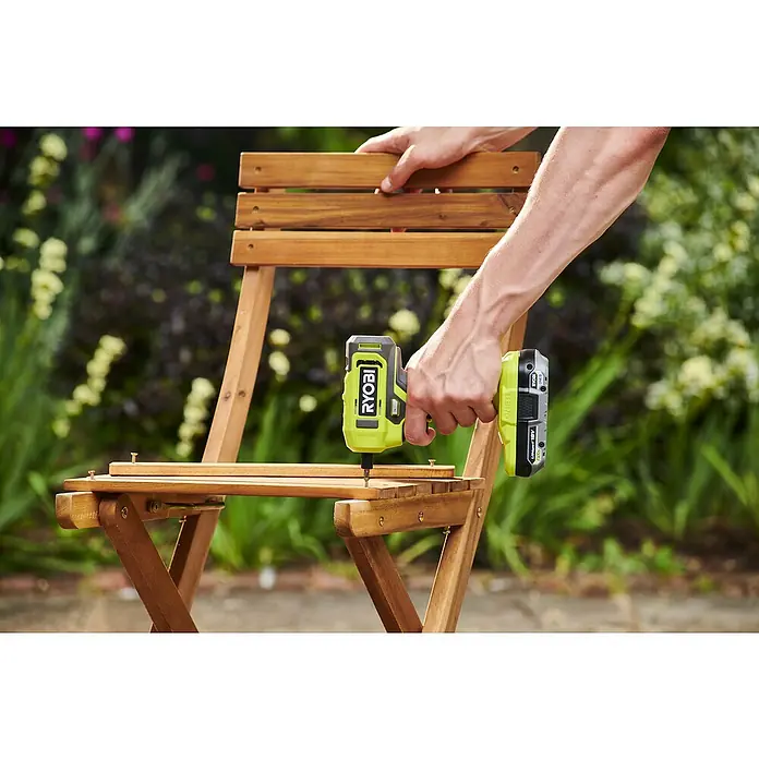 Ryobi ONE+ Akkuschrauber RSD18-0 - 18 V, Ohne Akku, 18 Nm - RYOBI Akku-Bohrschrauber beim Zusammenbau eines Holzstuhls im Freien.