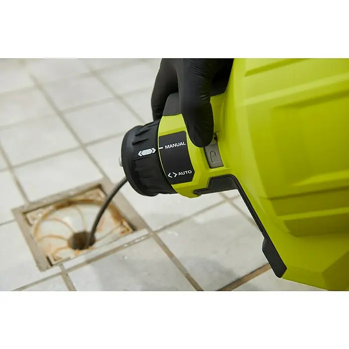 Ryobi ONE+ Akku-Rohrreinigungsgerät RDA18-0 - Ohne Akku - Ein Blick auf einen gelben Ryobi-Rohrreiniger, der in einen Abfluss eingeführt wird, mit Bedienelementen für manuellen und automatischen Betrieb.
