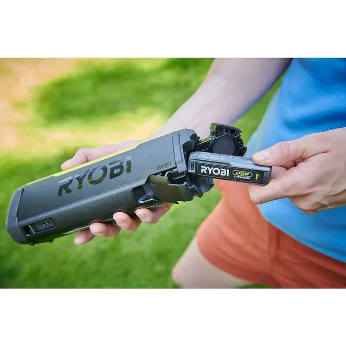 Ryobi 4V USB Bluetooth-Lautsprecher - 4 V, 1 Akku - Ryobi Versa-Werkzeug mit USB-Lithiumbatterie. Das Bild zeigt das Werkzeug und die eingesetzte Batterie in einer Nahaufnahme.
