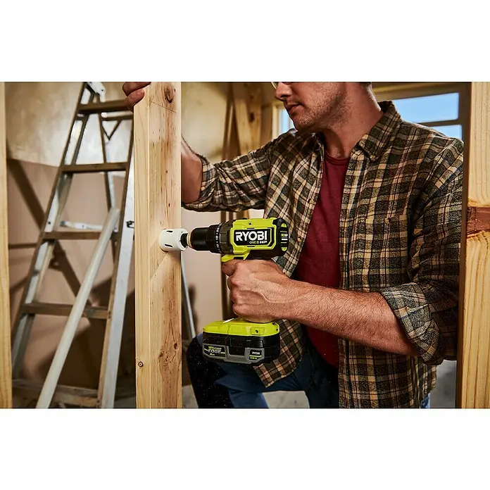 Ryobi ONE+HP Akku-Bohrschrauber RDD18X1-0 - 18 V, Ohne Akku, 105 Nm - Ein Mann bohrt mit einem Ryobi ONE+ HP Bohrer ein Loch in ein Holzbrett.