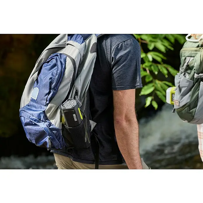 Ryobi 4V USB Bluetooth-Lautsprecher - 4 V, 1 Akku - Ryobi Lautsprecher in einer Rucksacktasche.
