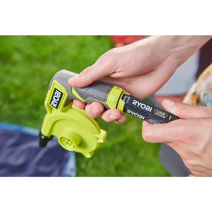 Ryobi 4V USB Akku-Gebläse RVI4-0 - 4 V, Ohne Akku, Luftmenge: 200 l/min - Nahaufnahme eines Ryobi Akku-Gebläses mit eingesetztem USB-Lithium-Akku, der für kabellose Flexibilität sorgt.