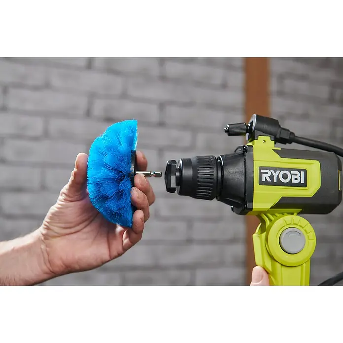 Ryobi Ersatzbürstenkopf RACLRS110 - Weich, Passend für: Ryobi Akku-Reinigungsbürste RSCR4 - Eine Nahaufnahme einer Ryobi-Bohrmaschine mit einem blauen Bürstenaufsatz, der bereit zum Reinigen ist.