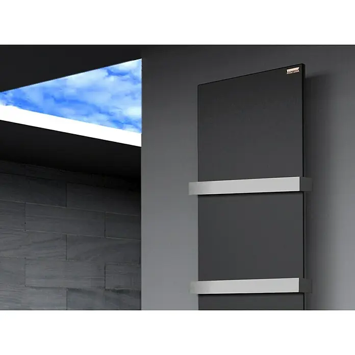 Szagato Designheizkörper Manhattan 3 - B x H: 470 x 1.800 mm, Wärmeleistung bei Vorlauftemperatur von 75 °C (D: 50): 1.118 W, Schwarz, Mit 2 Handtuchhalter (50 mm) - Schwarzer Heizkörper mit Handtuchhalter im modernen Bad.