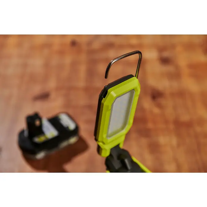 Ryobi ONE+ LED-Arbeitsleuchte SL18-0 - 18 V, Ohne Akku, 800 lm - Eine Nahaufnahme einer Ryobi Arbeitsleuchte, ideal für Baustellen oder den Heimwerkerbereich, mit praktischem Haken zum Aufhängen.