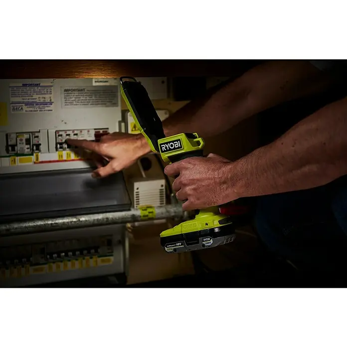 Ryobi ONE+ LED-Arbeitsleuchte SL18-0 - 18 V, Ohne Akku, 800 lm - Nahaufnahme einer Ryobi Arbeitsleuchte mit LED und 18V Akku, die bei Elektroarbeiten im Sicherungskasten verwendet wird.