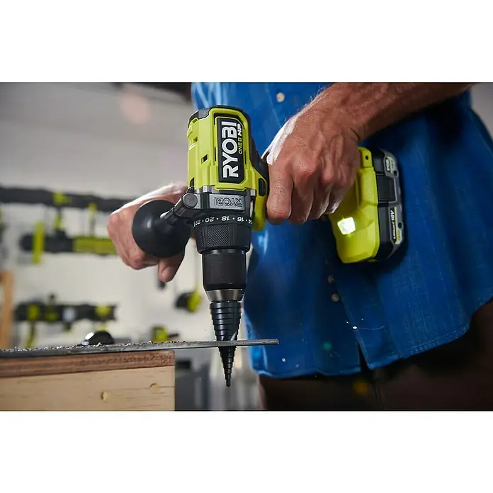 Ryobi ONE+HP Akku-Bohrschrauber RDD18X1-0 - 18 V, Ohne Akku, 105 Nm - Ryobi ONE+ HP Akku-Bohrmaschine beim Bohren durch Metall, ideal für Heimwerkerprojekte.