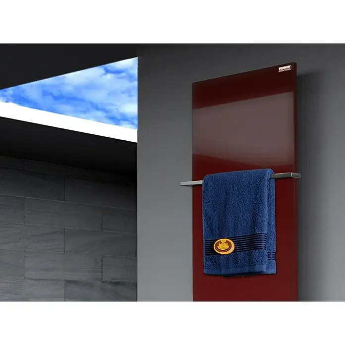 Szagato Designheizkörper Manhattan 3 - B x H: 470 x 1.800 mm, Wärmeleistung bei Vorlauftemperatur von 75 °C (D: 50): 1.118 W, Rot, Mit 1 Handtuchhalter (15 mm) - Nahaufnahme eines roten Heizkörpers mit einem blauen Handtuch mit einem goldenen Abzeichen, das in einem modernen Badezimmer hängt.