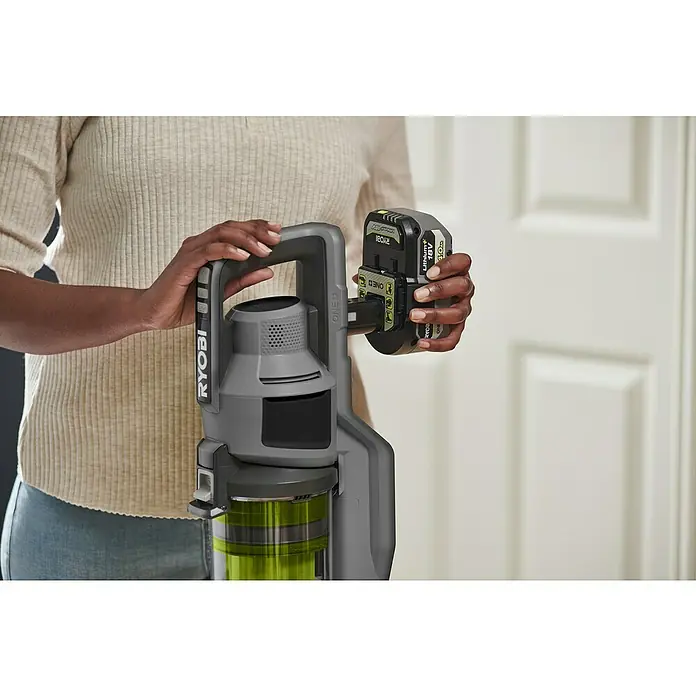 Ryobi ONE+ Akku-Handstaubsauger RSVS18-0 - 18 V, Ohne Akku - Eine Person setzt einen RYOBI ONE+ Akku in einen grauen RYOBI Akku-Staubsauger ein.