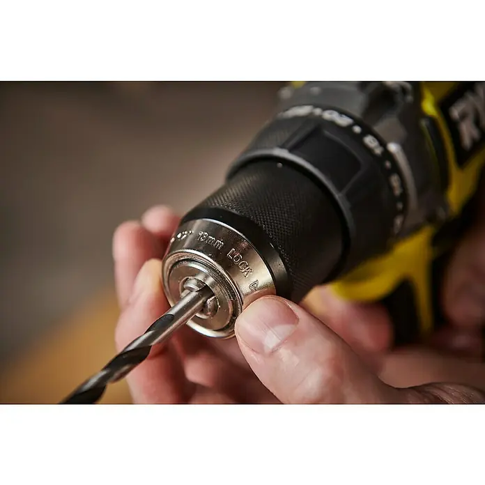 Ryobi ONE+HP Akku-Bohrschrauber RDD18X1-0 - 18 V, Ohne Akku, 105 Nm - Nahaufnahme einer Bohrmaschine mit Bohrer im Bohrfutter, gehalten von einer Hand, Fokus auf "13mm LOCK".