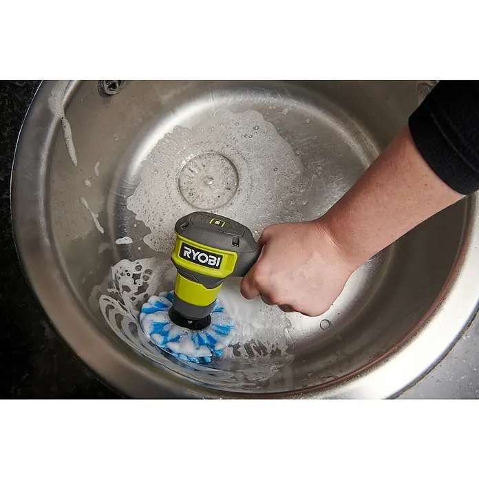 Ryobi Ersatzbürstenkopf RACLRS110 - Weich, Passend für: Ryobi Akku-Reinigungsbürste RSCR4 - Der RYOBI-Elektroschrubber wird in einer Spüle zum Reinigen von Schmutz und Ablagerungen verwendet, die mit Seife bedeckt sind, um Küchenarbeiten zu erleichtern.