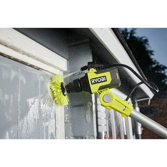 Ryobi Ersatzbürstenkopf RACLRM110 - Standard, Passend für: Ryobi Akku-Reinigungsbürste RSCR4 - Der rotierende Power-Bürstenaufsatz von Ryobi beim Reinigen einer Fassade. Das Gerät ist gelb und schwarz, und Wasser spritzt.