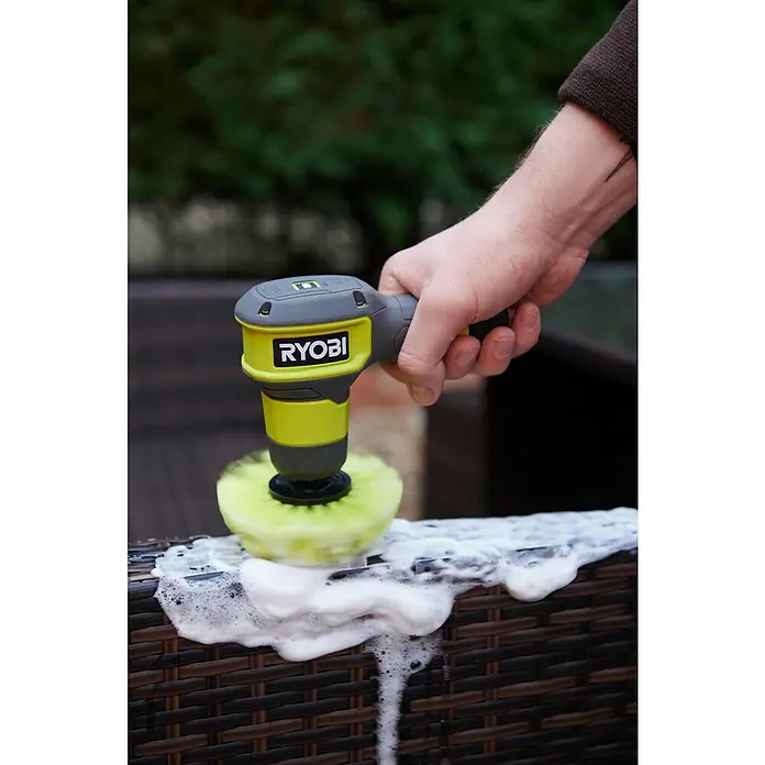 Ryobi Ersatzbürstenkopf RACLRM110 - Standard, Passend für: Ryobi Akku-Reinigungsbürste RSCR4 - Ein gelber RYOBI-Elektrobürste wird zum Reinigen von Terrassenmöbeln verwendet, wobei Schaum entsteht. Perfekt für die mühelose Reinigung im Außenbereich.