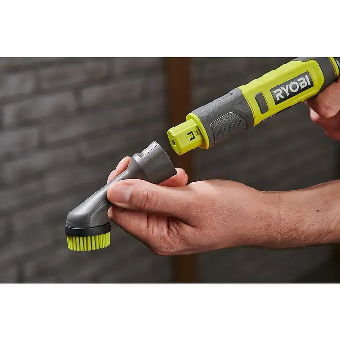 Ryobi 4V USB Akku-Reinigungsbürste RDS4-0 - 4 V, Ohne Akku - Detailaufnahme eines Ryobi-Elektroreinigers mit aufgesetztem Bürstenkopf, ideal für verschiedenste Reinigungsarbeiten im Haushalt.