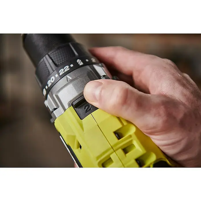 Ryobi ONE+HP Akku-Bohrschrauber RDD18X1-0 - 18 V, Ohne Akku, 105 Nm - Nahaufnahme eines Akkuschraubers, der in der Hand gehalten wird, wobei der Fokus auf den Drehmomenteinstellungen und dem gelben Gehäuse liegt.