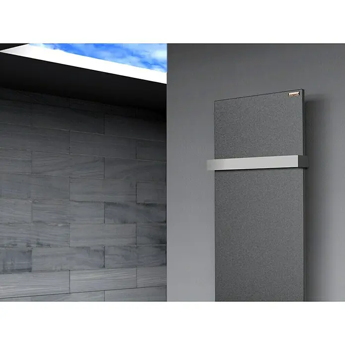 Szagato Designheizkörper Manhattan 2 - B x H: 470 x 1.200 mm, Wärmeleistung bei Vorlauftemperatur von 75 °C (D: 50): 799 W, Moonstone-Grau, Mit 1 Handtuchhalter (50 mm) - Bild eines grauen Heizkörpers mit einer Handtuchstange in einem modernen Badezimmer.