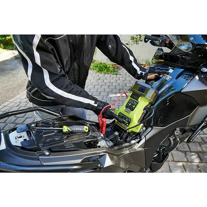 Ryobi ONE+ Starthilfegerät RJSC18-0 - Ohne Akku, Ladestrom: 30 A - Ein Ryobi-Batterieladegerät wird an ein Motorrad angeschlossen, um die Batterie aufzuladen. Praktisch für unterwegs.