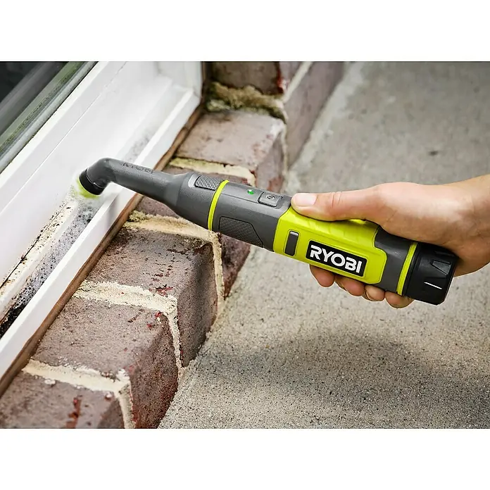 Ryobi 4V USB Akku-Reinigungsbürste RDS4-0 - 4 V, Ohne Akku - Nahaufnahme eines Ryobi-Elektroreinigers in Aktion, der Schmutz von einem Fensterrahmen entfernt. Das Gerät ist grau und grün.