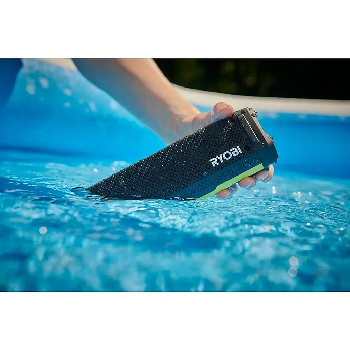 Ryobi 4V USB Bluetooth-Lautsprecher - 4 V, 1 Akku - Der wasserfeste Ryobi Lautsprecher wird in ein Schwimmbecken getaucht und liefert kabellosen Sound für jede Poolparty.