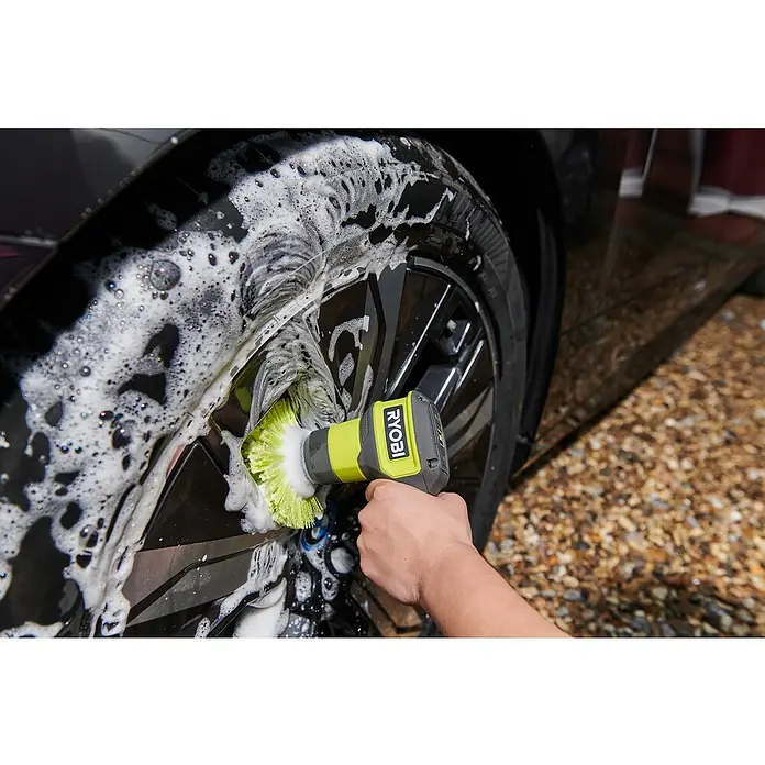 Ryobi Ersatzbürstenkopf RACLRM110 - Standard, Passend für: Ryobi Akku-Reinigungsbürste RSCR4 - Nahaufnahme eines RYOBI-Werkzeugs, das ein schäumendes Autorad reinigt. Ideal für die detaillierte Fahrzeugpflege.