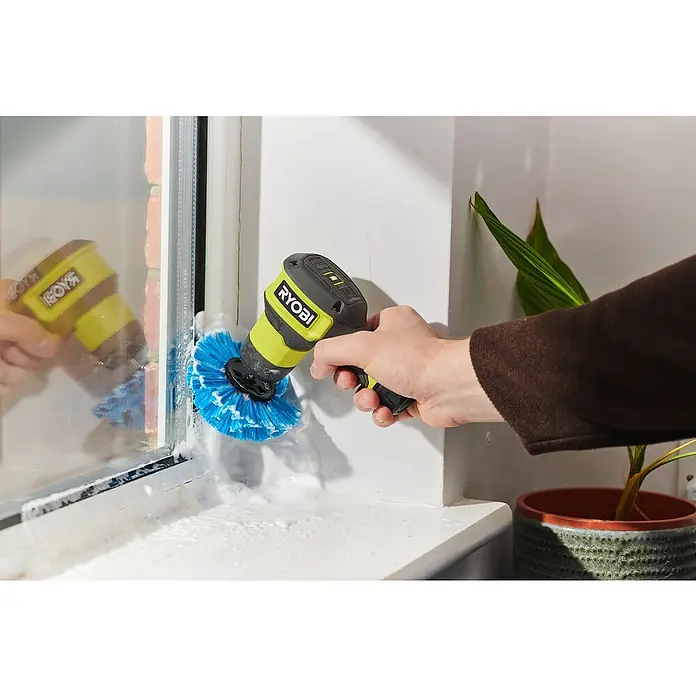 Ryobi Ersatzbürstenkopf RACLRS110 - Weich, Passend für: Ryobi Akku-Reinigungsbürste RSCR4 - Ein RYOBI-Akku-Reinigungsschrubber wird verwendet, um eine Fensterbank mit blauem Bürstenaufsatz und Reinigungsschaum zu schrubben.