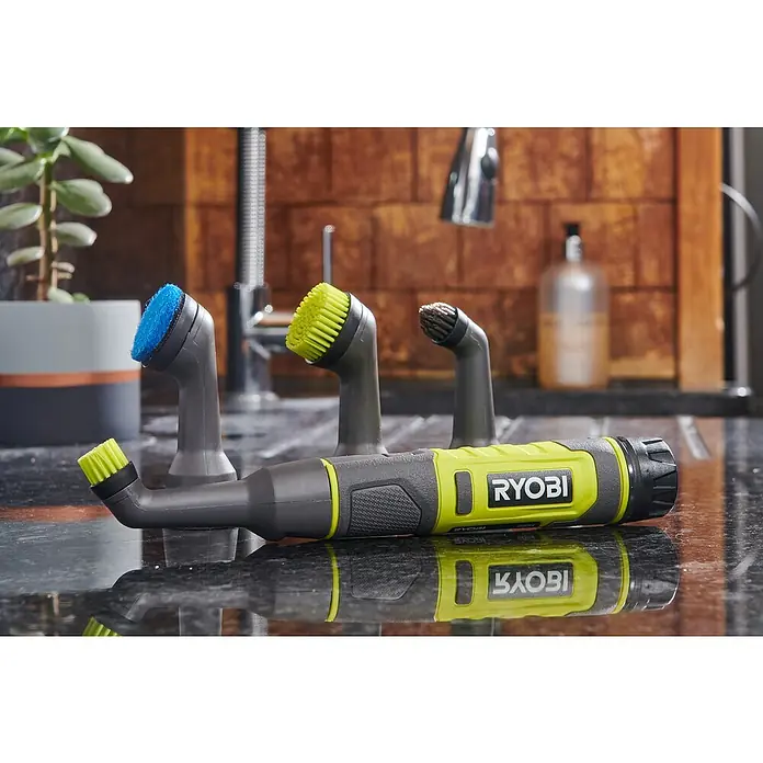 Ryobi 4V USB Akku-Reinigungsbürste RDS4-0 - 4 V, Ohne Akku - Ein Ryobi-Elektroreinigungswerkzeug mit verschiedenen Bürstenaufsätzen, die auf einer glänzenden Oberfläche präsentiert werden.