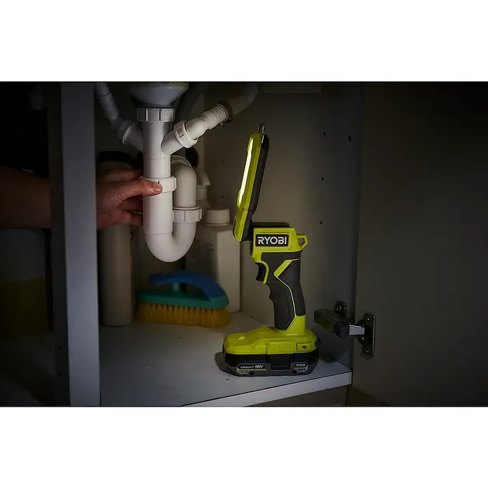 Ryobi ONE+ LED-Arbeitsleuchte SL18-0 - 18 V, Ohne Akku, 800 lm - Ryobi Akku-LED-Arbeitsleuchte unter einer Spüle, die einen dunklen Raum gut beleuchtet und die Arbeit erleichtert.