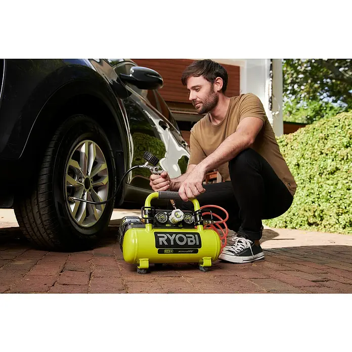 Ryobi ONE+ Akku-Kompressor PRO - 18 V, 3,8 l, 8,3 bar, Ohne Akku - Ein Mann befüllt einen Reifen mit einem gelben Ryobi ONE+ Akku-Kompressor.