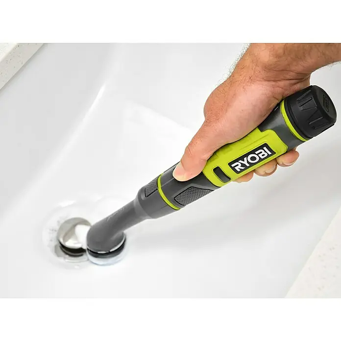 Ryobi 4V USB Akku-Reinigungsbürste RDS4-0 - 4 V, Ohne Akku - Eine Hand benutzt einen Ryobi-Akku-Bürstenreiniger, um ein Waschbecken zu säubern. Praktisches Werkzeug für die Badreinigung.