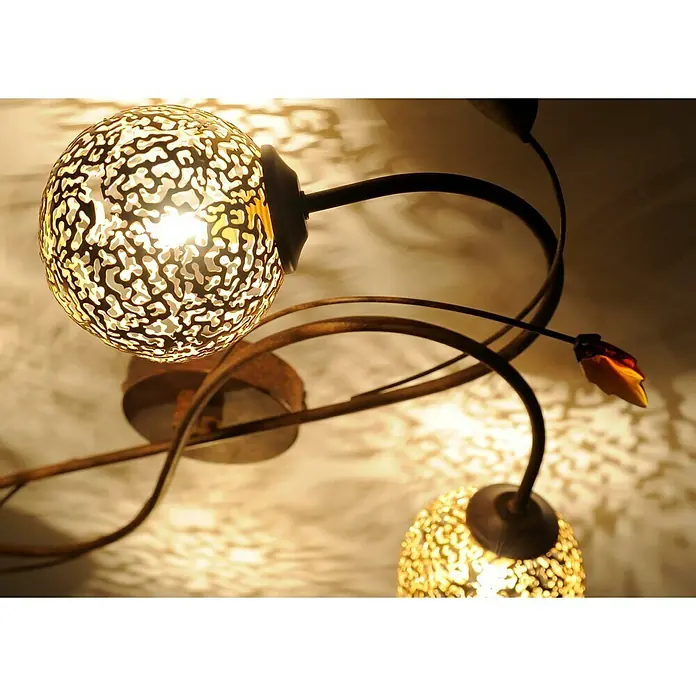 Paul Neuhaus Greta Plafón - 160 W, 65,3 x 38,8 x 14,1 cm, Cobre, G9 - Primer plano de una lámpara de techo decorativa con esferas de metal de filigrana y brazos ornamentados adornados con flores, que emiten un brillo cálido.