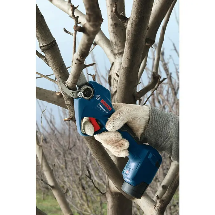 Bosch Professional Akku-Gartenschere GGP 12V-25 - 12 V, Li-Ionen, 2 Akkus, Max. Aststärke: 25 mm - Eine Bosch Akku-Baumschere GGP 12V-25 Professional schneidet einen Ast. Ideal für effizientes und müheloses Beschneiden im Garten.