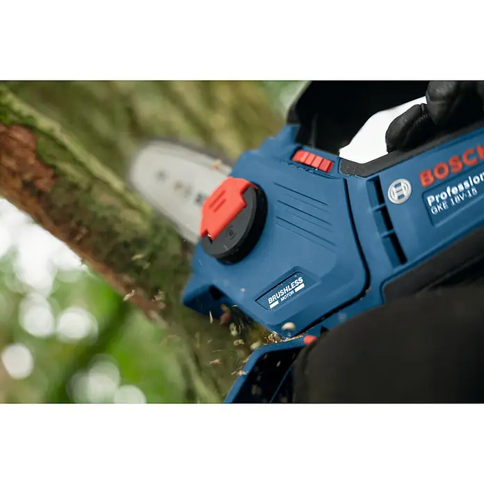 Bosch Professional AMPShare 18V Sägekette - Passend für: Bosch Professional AMPShare 18V Akku-Astsäge GKE 18V-15 - Nahaufnahme einer Bosch GKE 18V-15 Akku-Kettensäge in Aktion, die einen Ast durchtrennt. Gut sichtbar sind Details wie das Bosch Logo und die Späne.