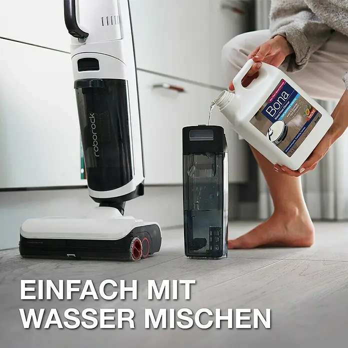 Bona Reinigungsmittel Holzbodenreiniger für Wischroboter - 1,1 l, Kanister - Das Bild zeigt einen Roborock Saugwischer, bei dem Reinigungsmittel in den Wassertank gefüllt wird, um die Reinigungsleistung zu verbessern.