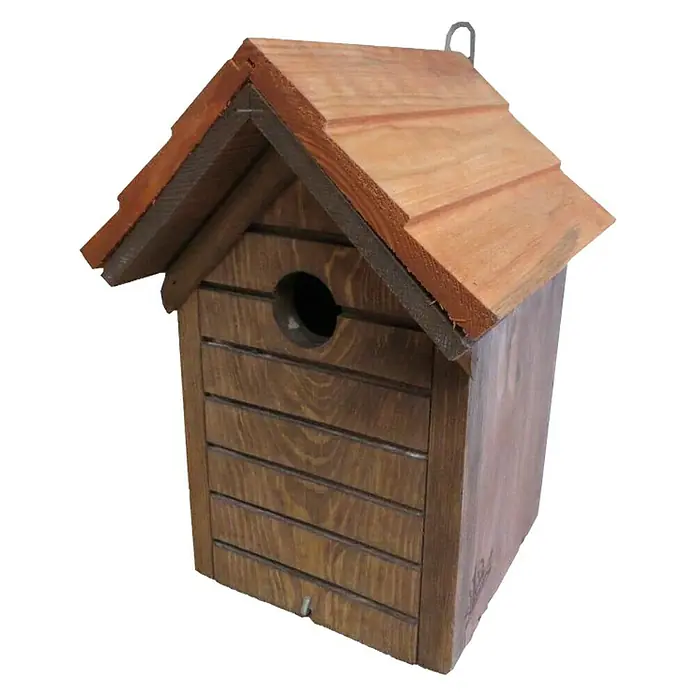 COV Nistkasten KBL 1B - 26 x 19,5 x 19,5 cm, Braun, Holz - Ein detailreiches Bild eines rustikalen Holz-Nistkastens mit geneigtem Dach und kreisförmigem Eingangsloch.