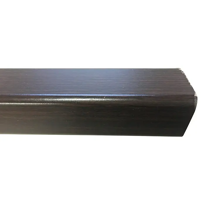 Rufete Perfil de esquina adhesivo MDF melamina Wengué - 260 cm x 30 mm x 30 mm - Vista detallada de una elegante moldura de madera marrón oscuro con una veta marcada, ideal para diseño de interiores y acentos de muebles.