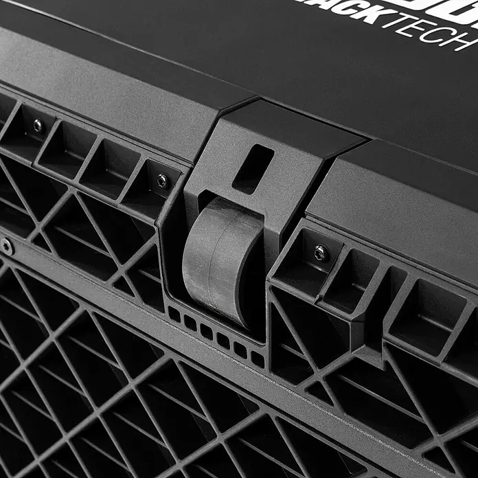ToughBuilt StackTech Caja profesional con ruedas - An x Pr x Al: 52 x 58,5 x 67 cm, Plástico, Número de cajones: 1 ud. - Primer plano de una caja de herramientas negra con ruedas y estructura reticular, combinando movilidad y diseño robusto.
