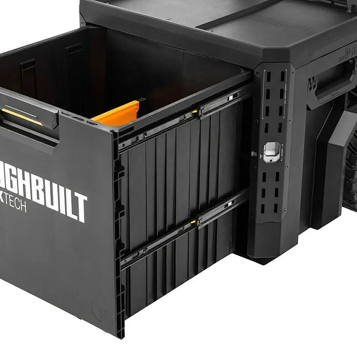 ToughBuilt StackTech Caja profesional con ruedas - An x Pr x Al: 52 x 58,5 x 67 cm, Plástico, Número de cajones: 1 ud. - Vista detallada de una caja de herramientas ToughBuilt con cajón deslizante que muestra su diseño duradero y almacenamiento práctico.