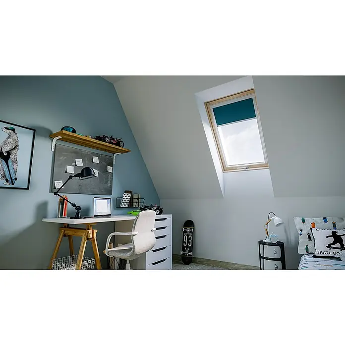 Solid Elements Dachfenster Safe - 55 x 98 cm - Helles Kinderzimmer mit Dachfenster, Schreibtisch und Skateboards. Das Fenster sorgt für natürliche Beleuchtung im Raum.
