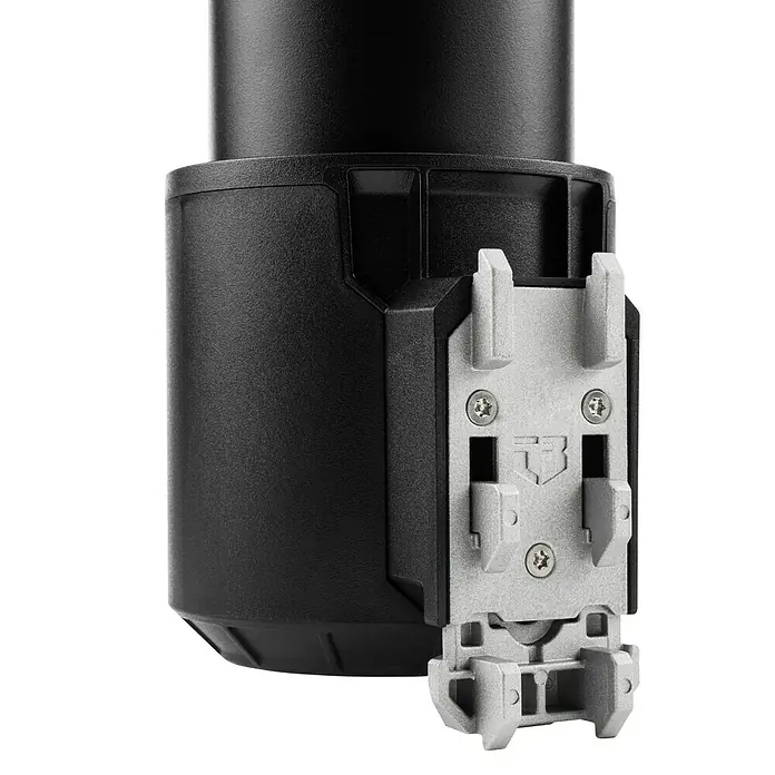 ToughBuilt StackTech Portavaso con vaso térmico - 591 ml, Acero inoxidable, Negro - Primer plano de una unidad de flash con un clip de montaje gris robusto, ideal para aplicaciones profesionales de foto y vídeo.
