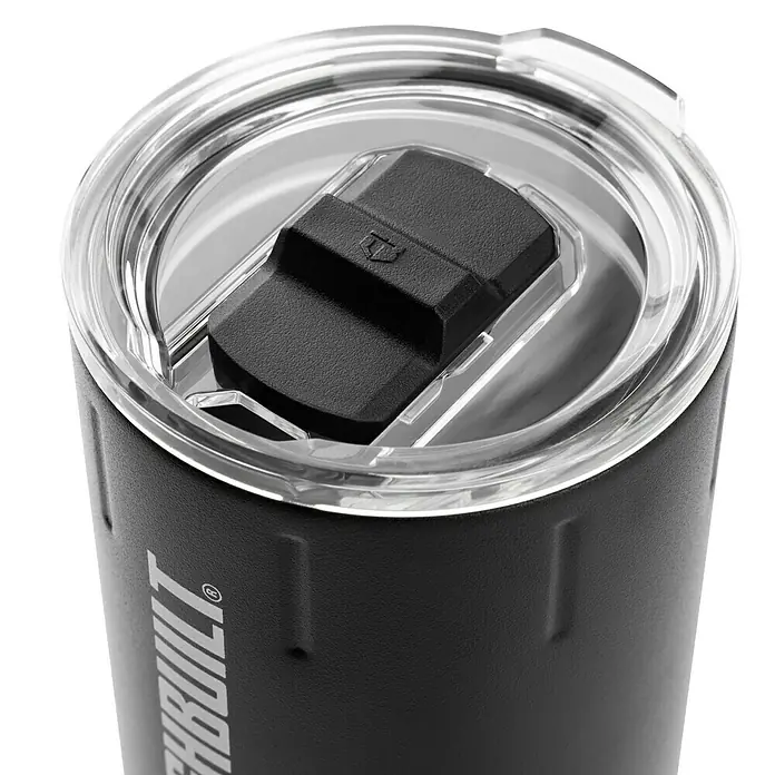 ToughBuilt StackTech Portavaso con vaso térmico - 591 ml, Acero inoxidable, Negro - Primer plano de una taza de viaje Toughbuilt con una tapa transparente y un cierre deslizante negro.