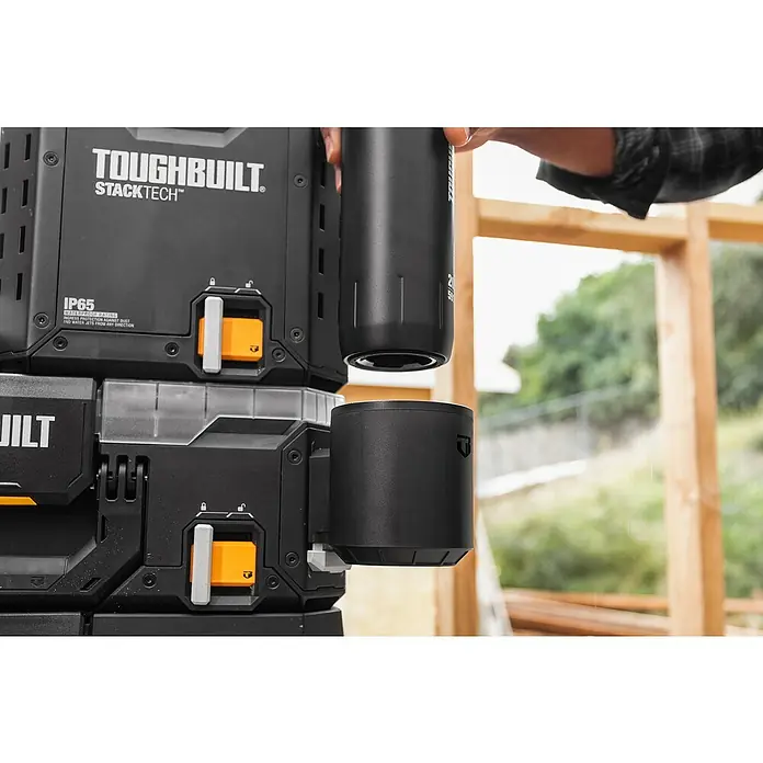 ToughBuilt StackTech Portavaso con vaso térmico - 591 ml, Acero inoxidable, Negro - Primer plano de una caja de herramientas Toughbuilt Stacktech con accesorios, que ofrece una solución de almacenamiento robusta y modular para herramientas.