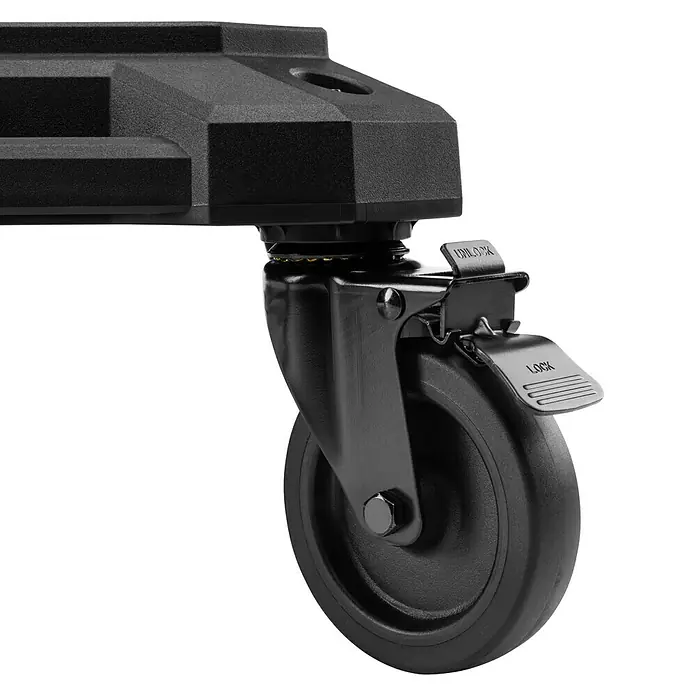 ToughBuilt StackTech Base con ruedas TB-B1-T-10-BEA - L x An x Al: 48 x 60,7 x 19,3 cm, Capacidad de carga: 113 kg - Primer plano de una rueda de castor negra con palanca de freno en posición "Lock". La rueda está sujeta a una base negra y sobre un fondo negro.