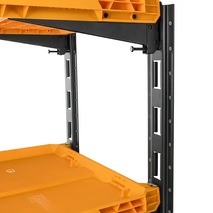 ToughBuilt StackTech Estructura de estantería - L x An x Al: 53 x 42 x 52 cm, Plástico, Capacidad de carga por balda: 22,5 kg - Primer plano de un robusto contenedor de plástico amarillo en una estantería de metal negro, ideal para el almacenamiento.